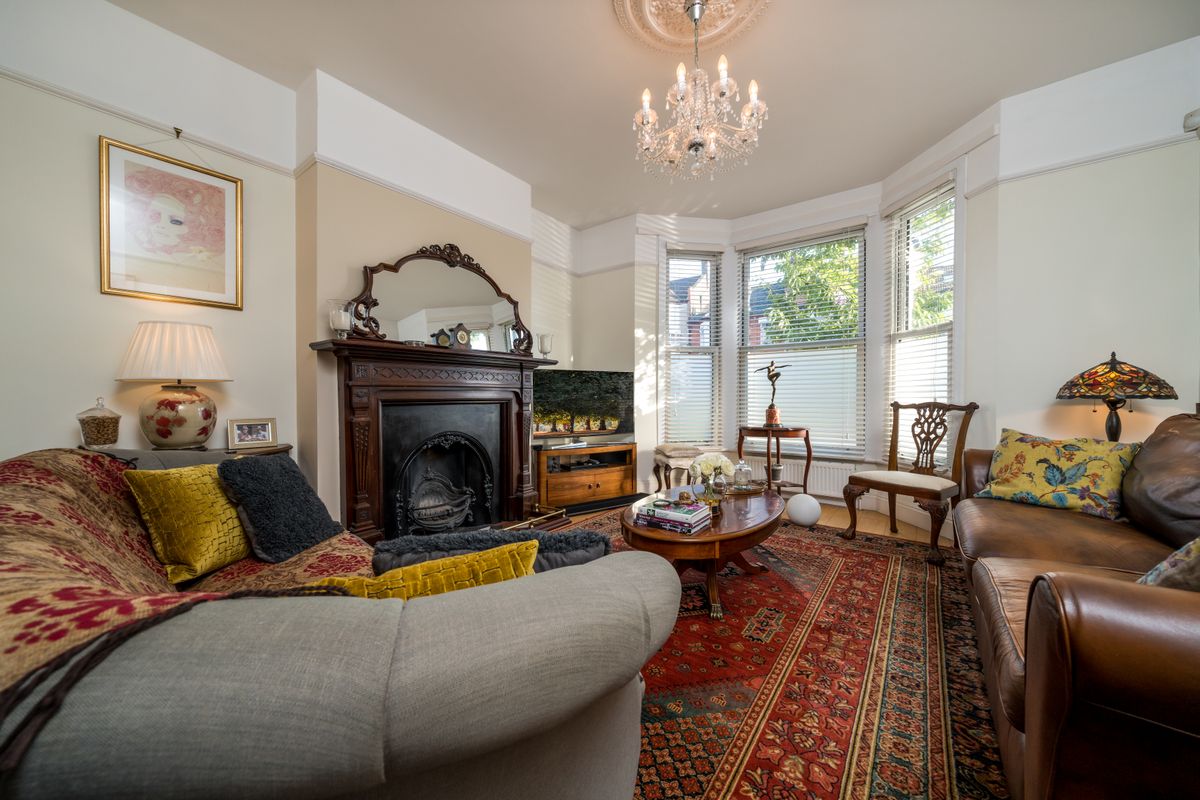 3. Small Living Room Layouts That Tell a Story