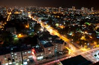 夜间俯瞰繁华的城市，可见充满活力的光路和明亮的摩天大楼