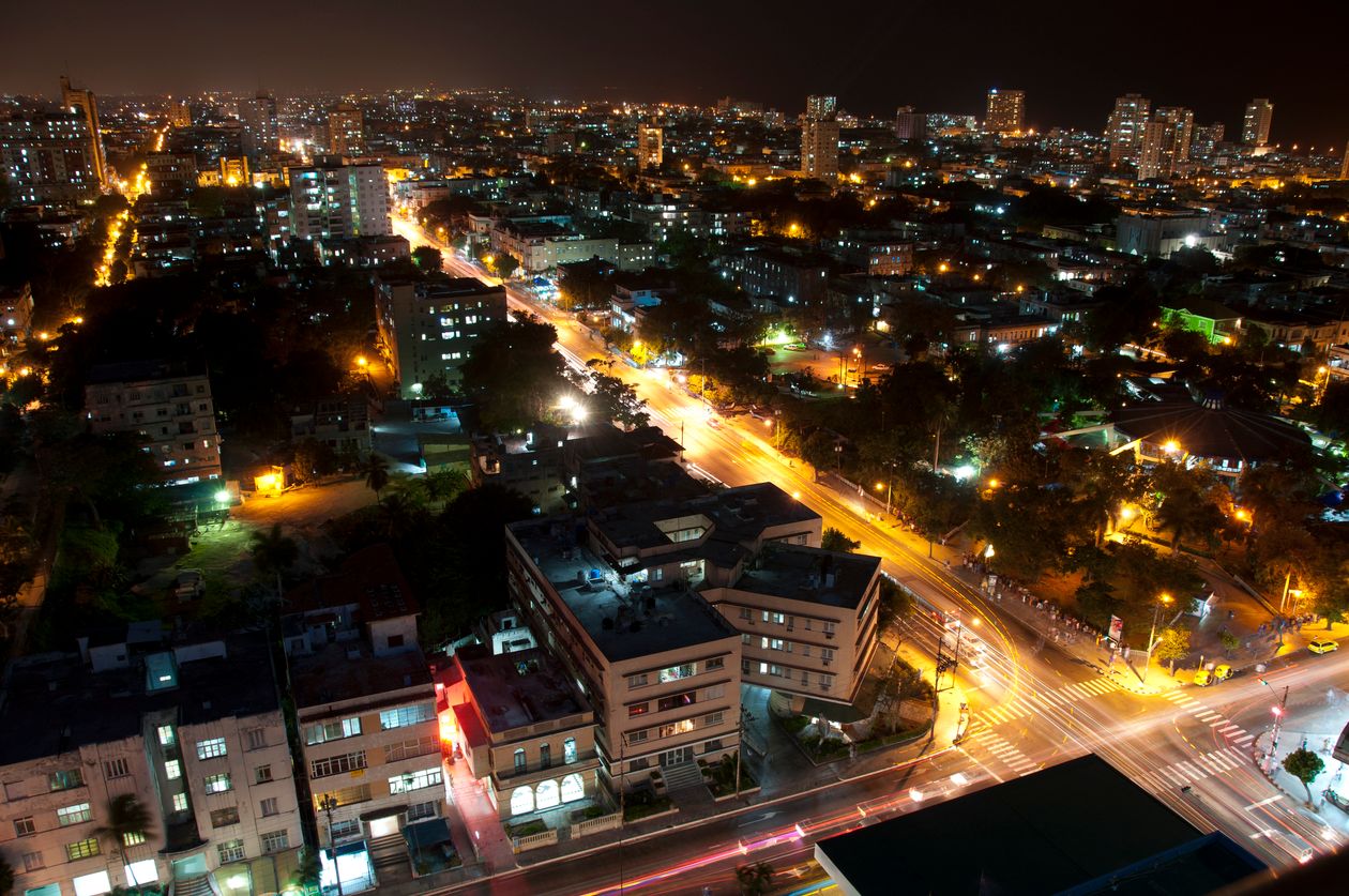 Vista aérea de una ciudad de noche