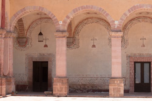 Foto profissional grátis de capela, católico, colunas