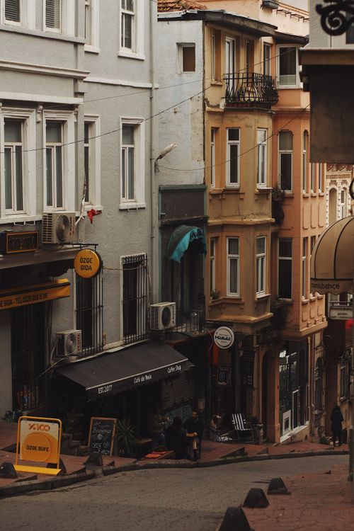 Free A captivating view of a narrow Istanbul street with classic buildings and bustling atmosphere. Stock Photo