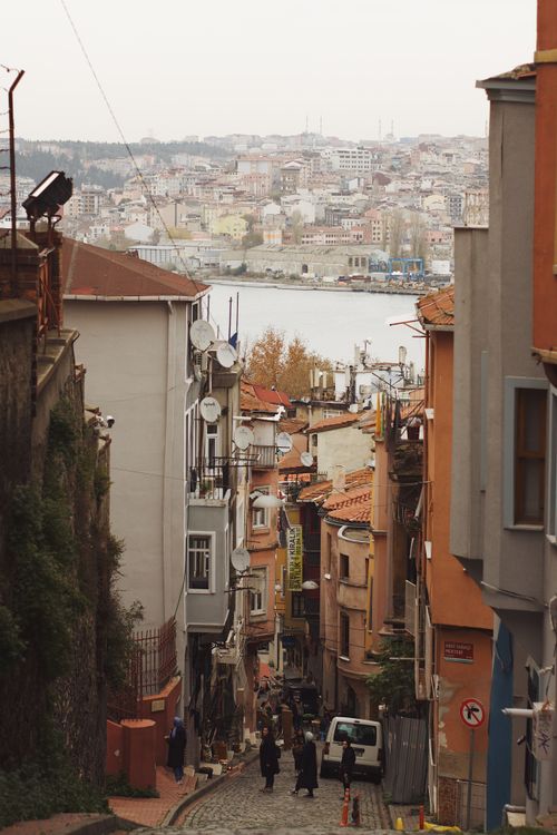 Free A picturesque narrow street in Istanbul overlooking the river, capturing urban charm. Stock Photo