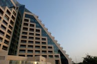 迪拜一座引人注目的现代建筑，以其独特的几何设计，在白天被拍摄