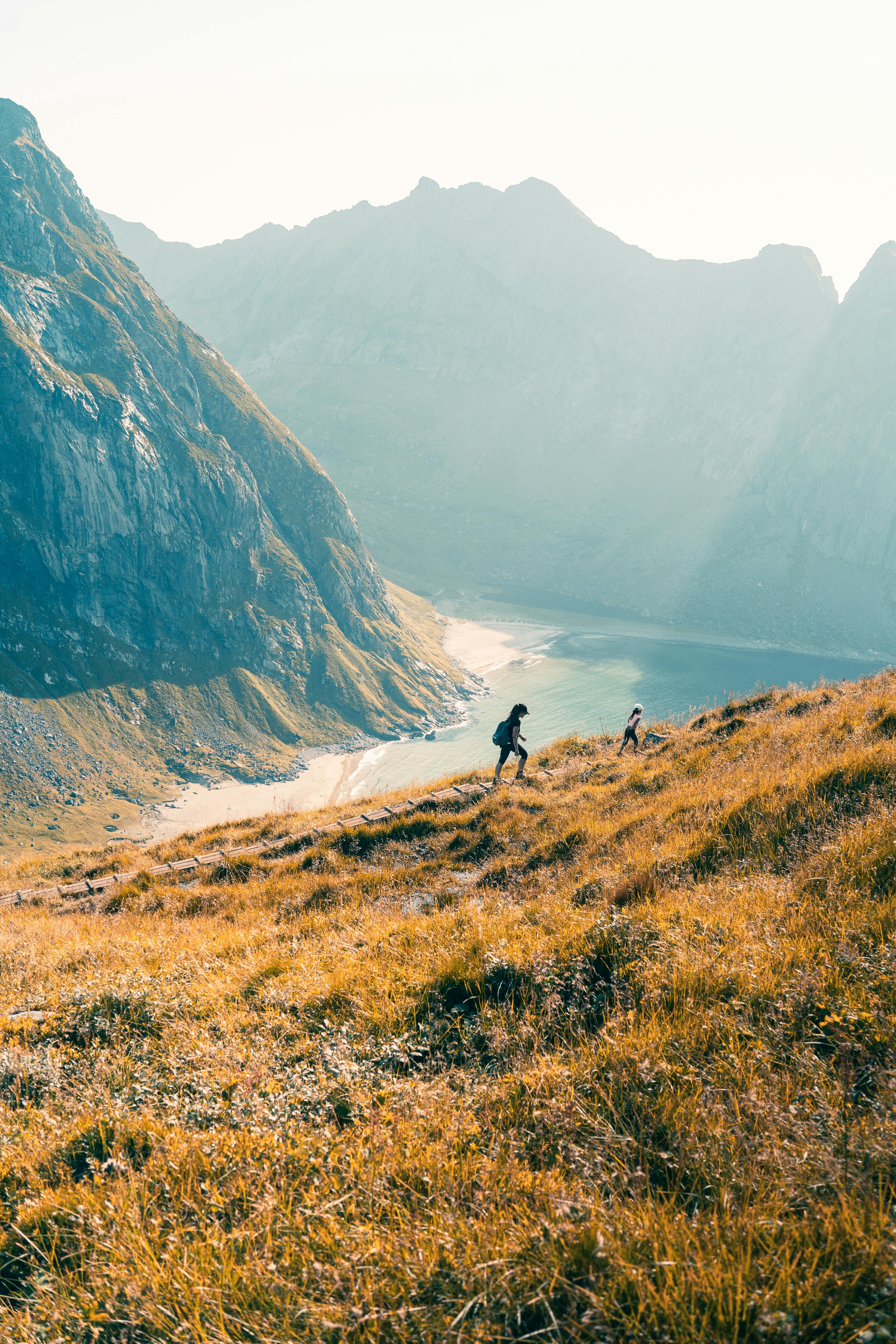 marche sur le mont ryten face a kvalvika beach dans les lofoten