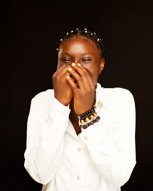 Gratis stockfoto met Afro-Amerikaanse vrouw, armbanden, bedekkend gezicht