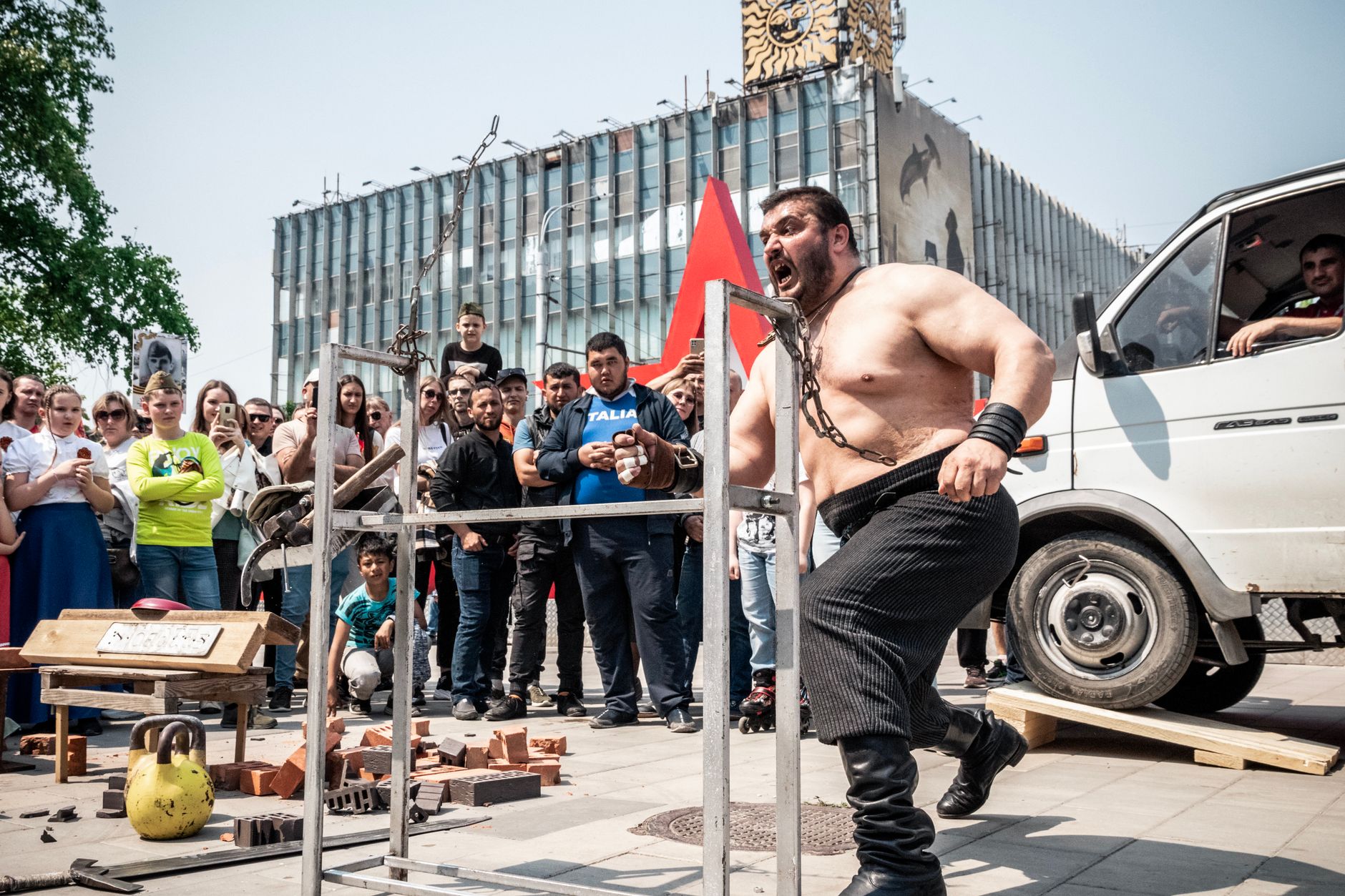 Atleta de fuerza levantando una carga muy pesada en un evento de fuerza