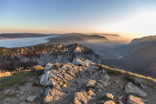 瑞士戈尔吉尔附近，日出时分山脉与湖泊的壮丽景色被捕捉下来，风景优美
