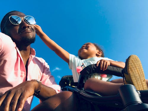 무료 남자의 검은 색 선글라스에 접근하는 아기 스톡 사진