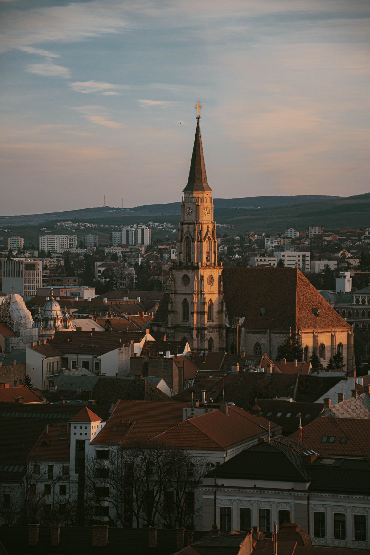Cluj-Napoca - acoperișurile orașului vechi cu un turn de biserică la apus