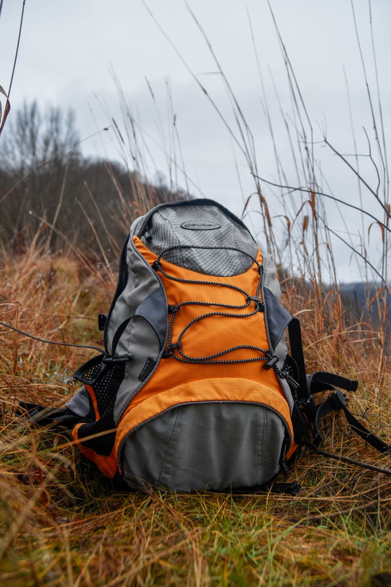 Wanderrucksack im Gras