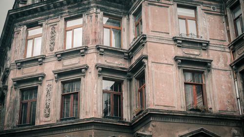 Free Close-up of a historic building's facade in İstanbul, showcasing detailed architectural designs. Stock Photo