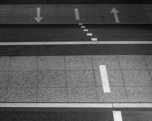 グレースケール, タイル張りの床, モノクロームの無料の写真素材