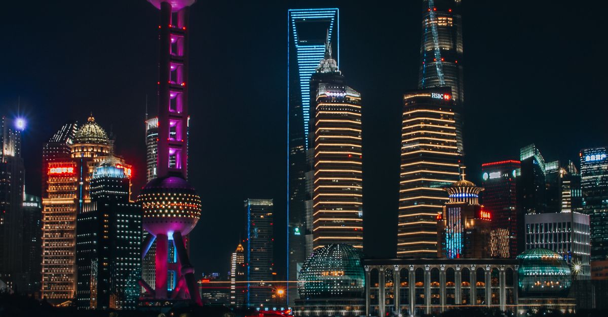 夜晚的上海天际线灯火通明 · 免费素材图片