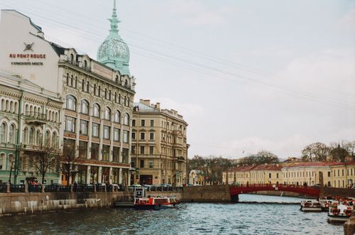 Free Charming canal with historic architecture and vibrant atmosphere, perfect for vintage urban exploration. Stock Photo