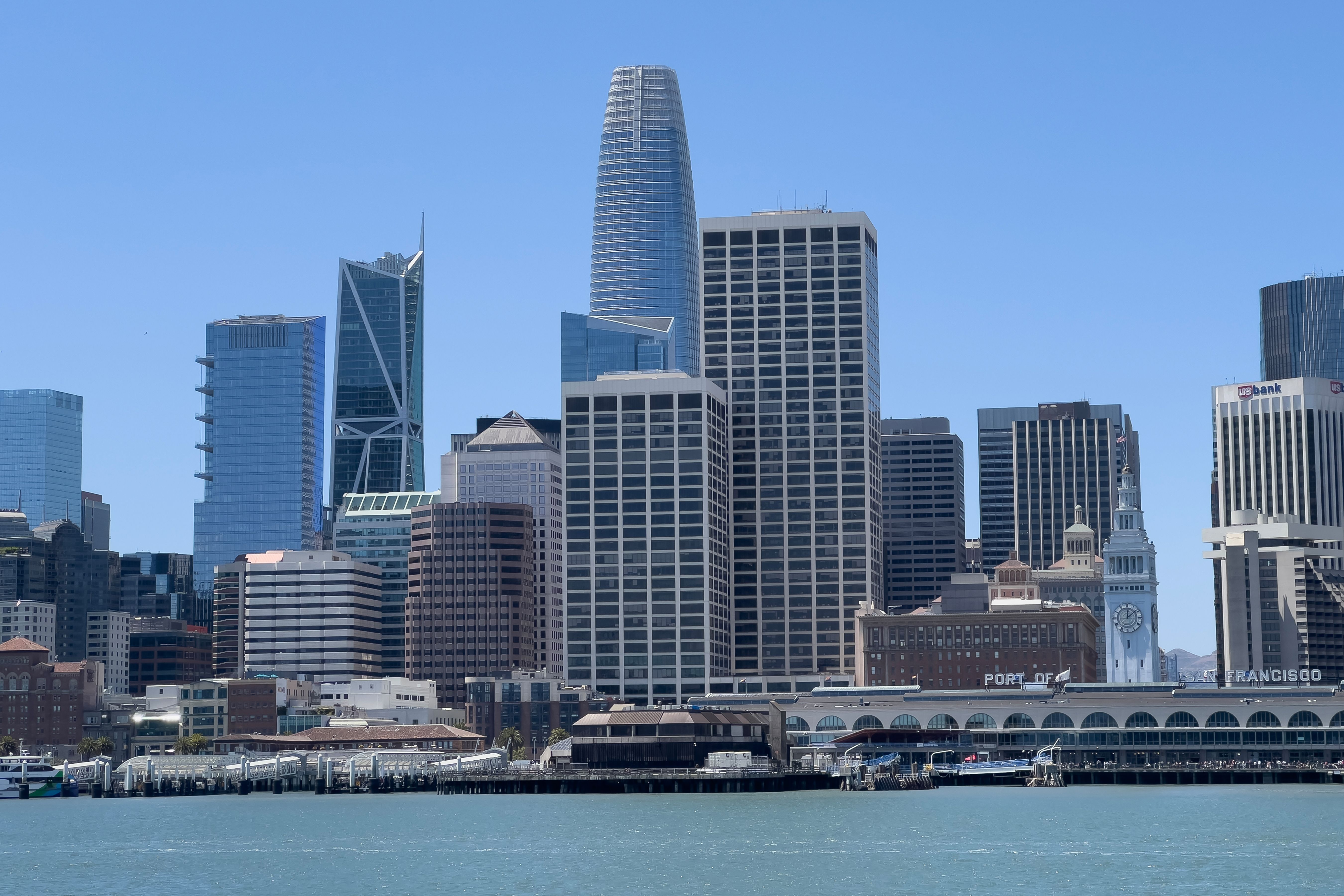 Modern skyline of San Francisco featuring the iconic Salesforce Tower against a clear sky.