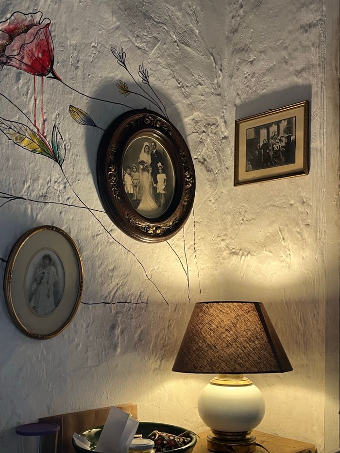 Antique oval and rectangular portrait frames on a plaster wall, photo by Esra Yilmaz on Pexels