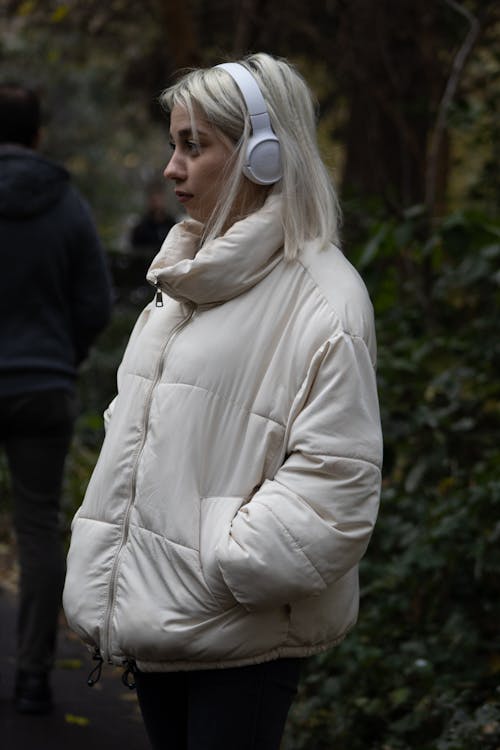 Gratis lagerfoto af blondine, hånd i lommen, hvide hovedtelefoner