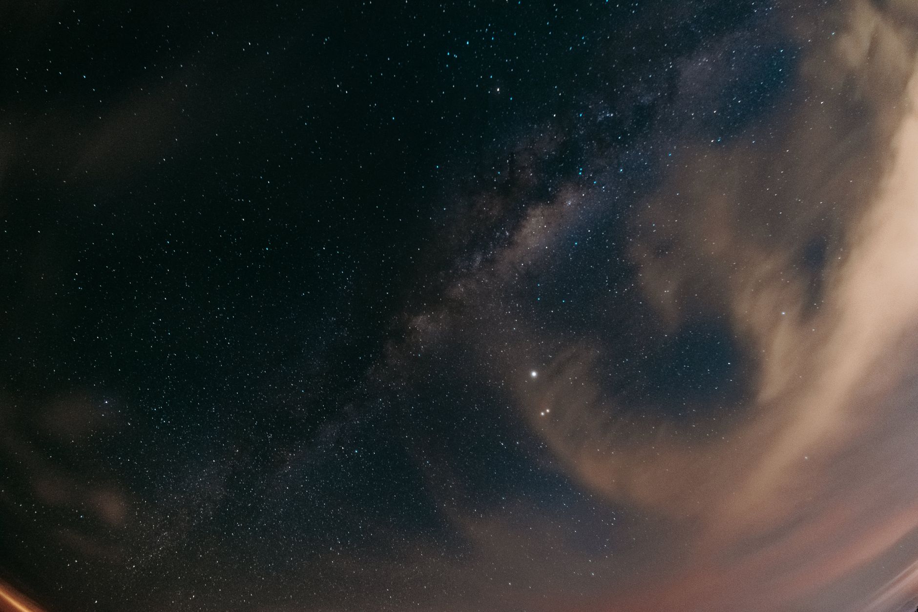 Stunning view of the Milky Way and stars over Ipatinga, Brazil's night sky.