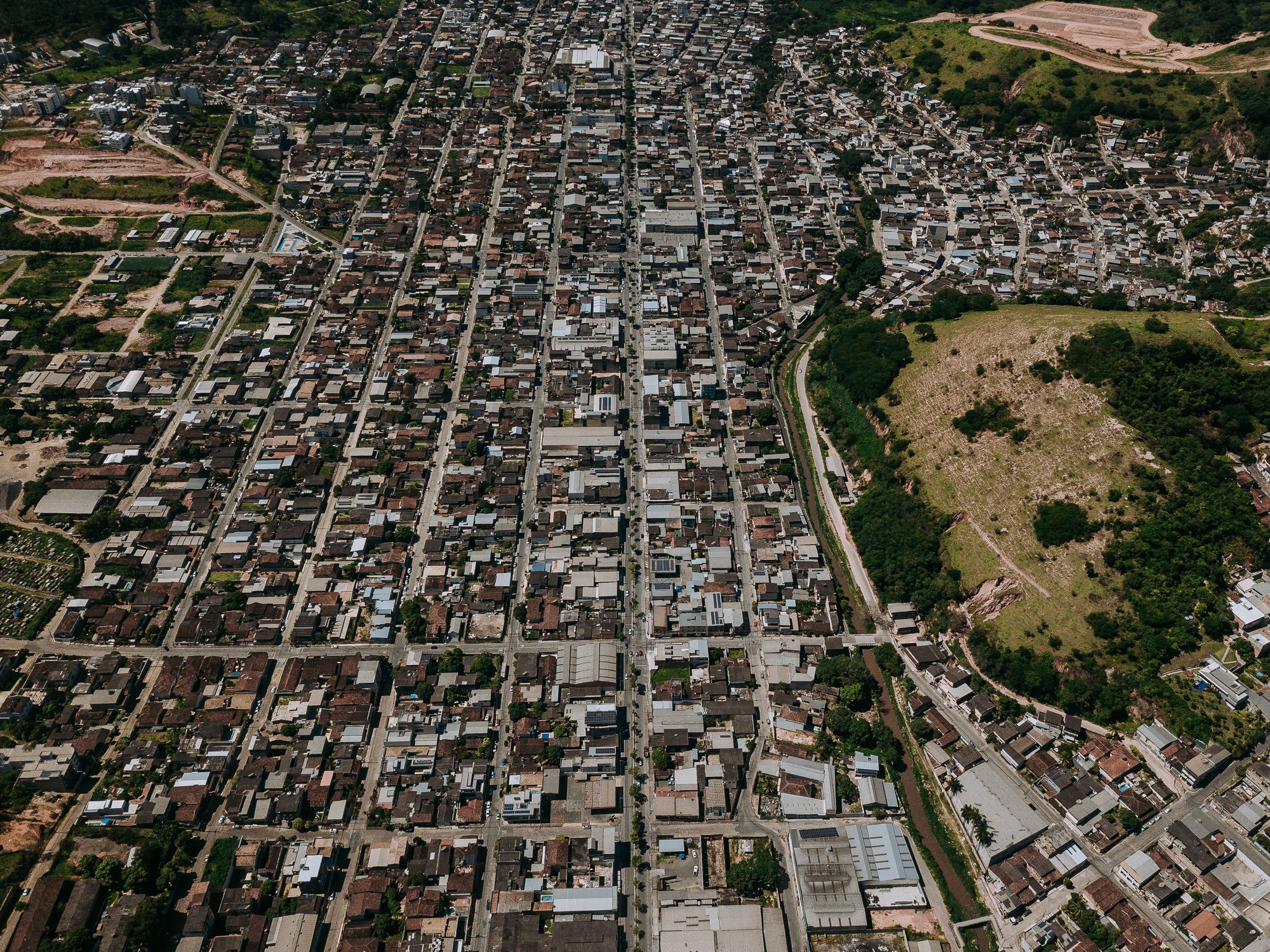 Vista aérea de una ciudad desde gran altura, con manzanas, avenidas y edificios visibles