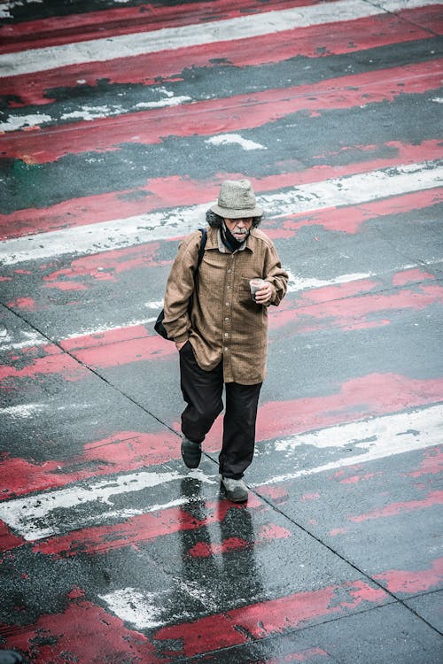 Základová fotografie zdarma na téma chůze, hnědé dlouhé rukávy, městský