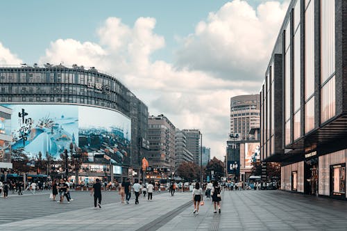 Immagine gratuita di architettura moderna, camminando, centro città