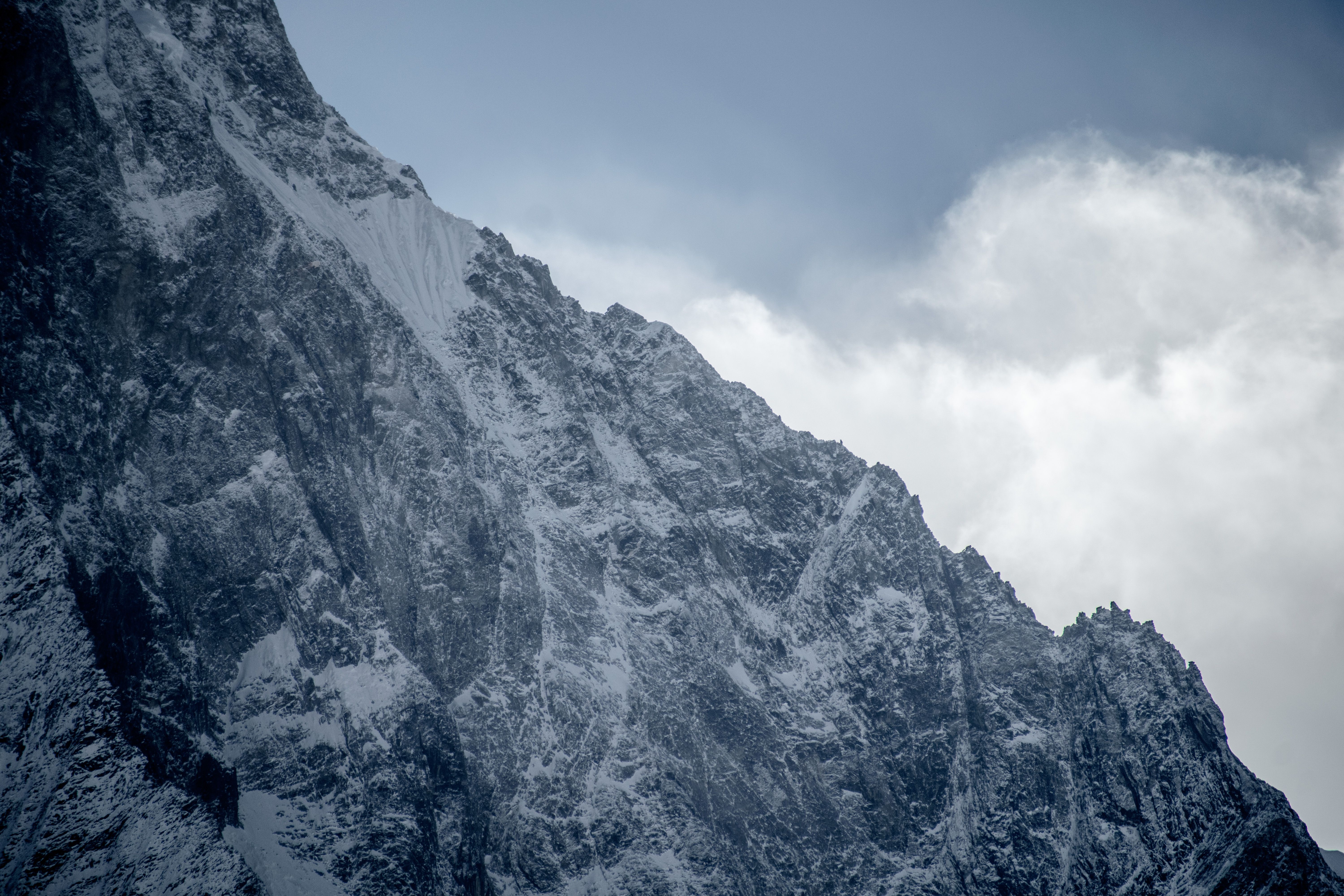 Rocky Mountain near the White Clouds · Free Stock Photo