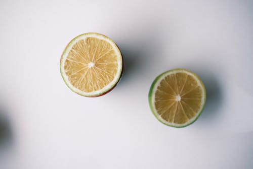 Бесплатное стоковое фото с белая поверхность, крупный план, лимоны