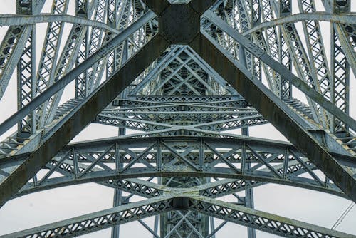 Darmowe zdjęcie z galerii z infrastruktura, malejąca perspektywa, metal