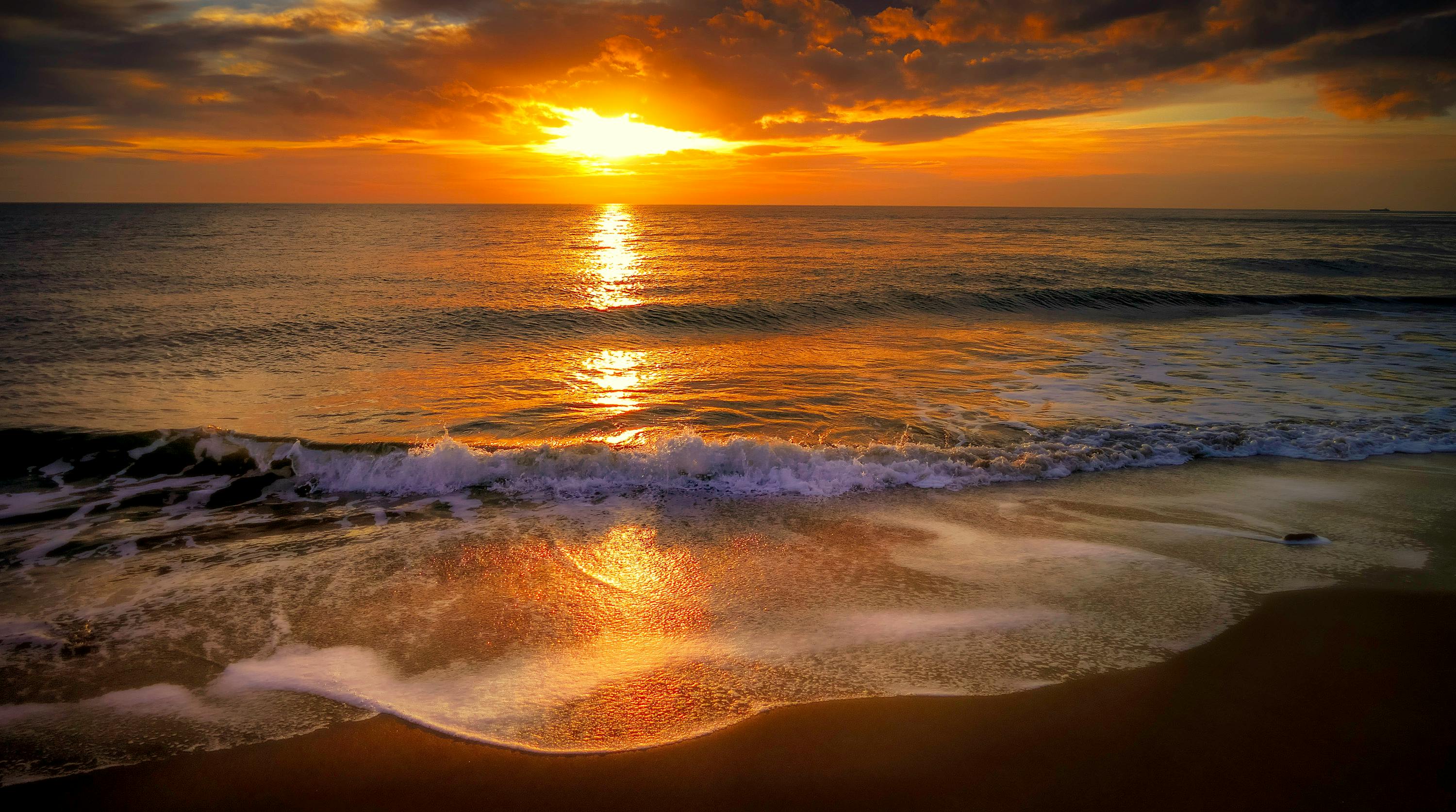 日没時の海の波 無料の写真素材