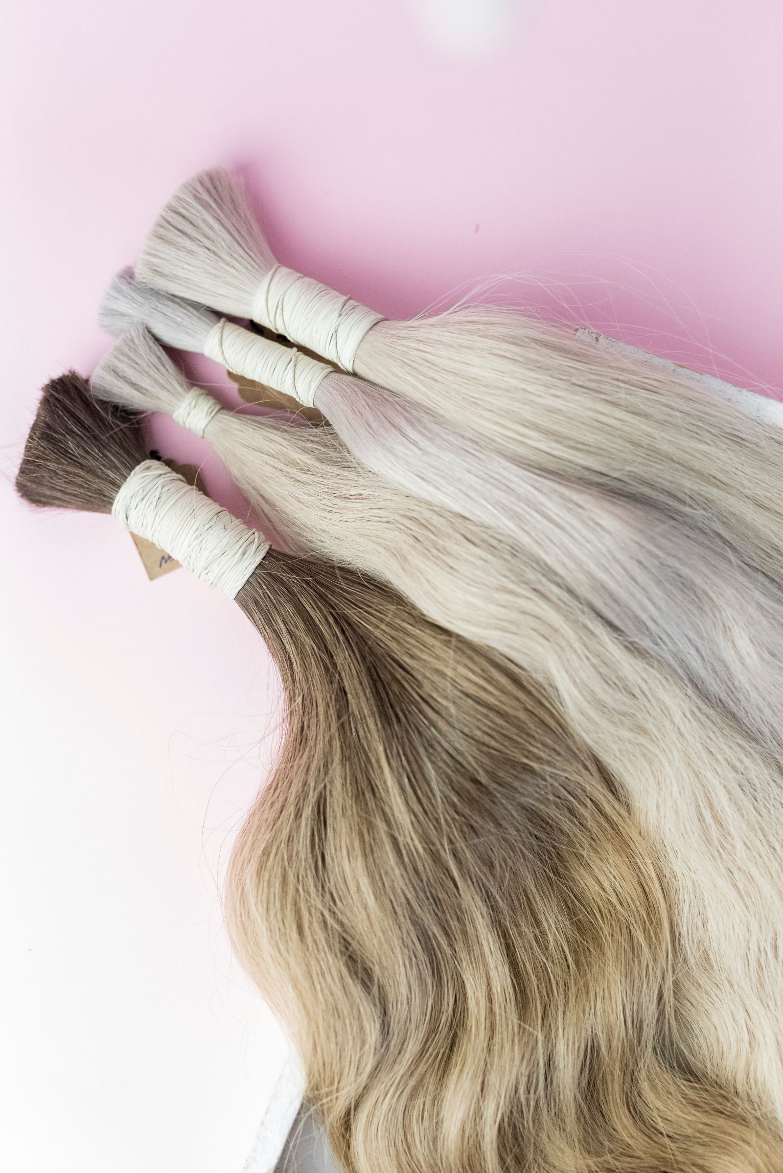 Gros plan sur des mèches de cheveux naturels