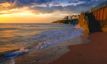 风景如画的沿海小镇和沙滩上充满活力的日落