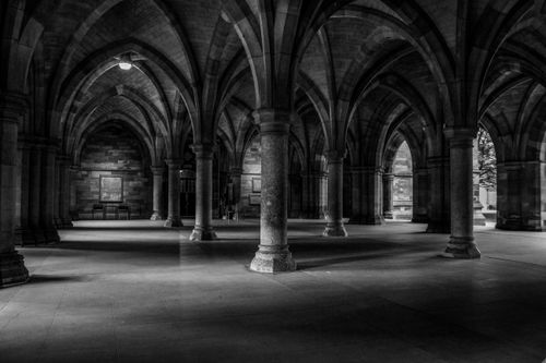 Free Black and white photo of Glasgow University cloisters featuring gothic arches and columns. Stock Photo
