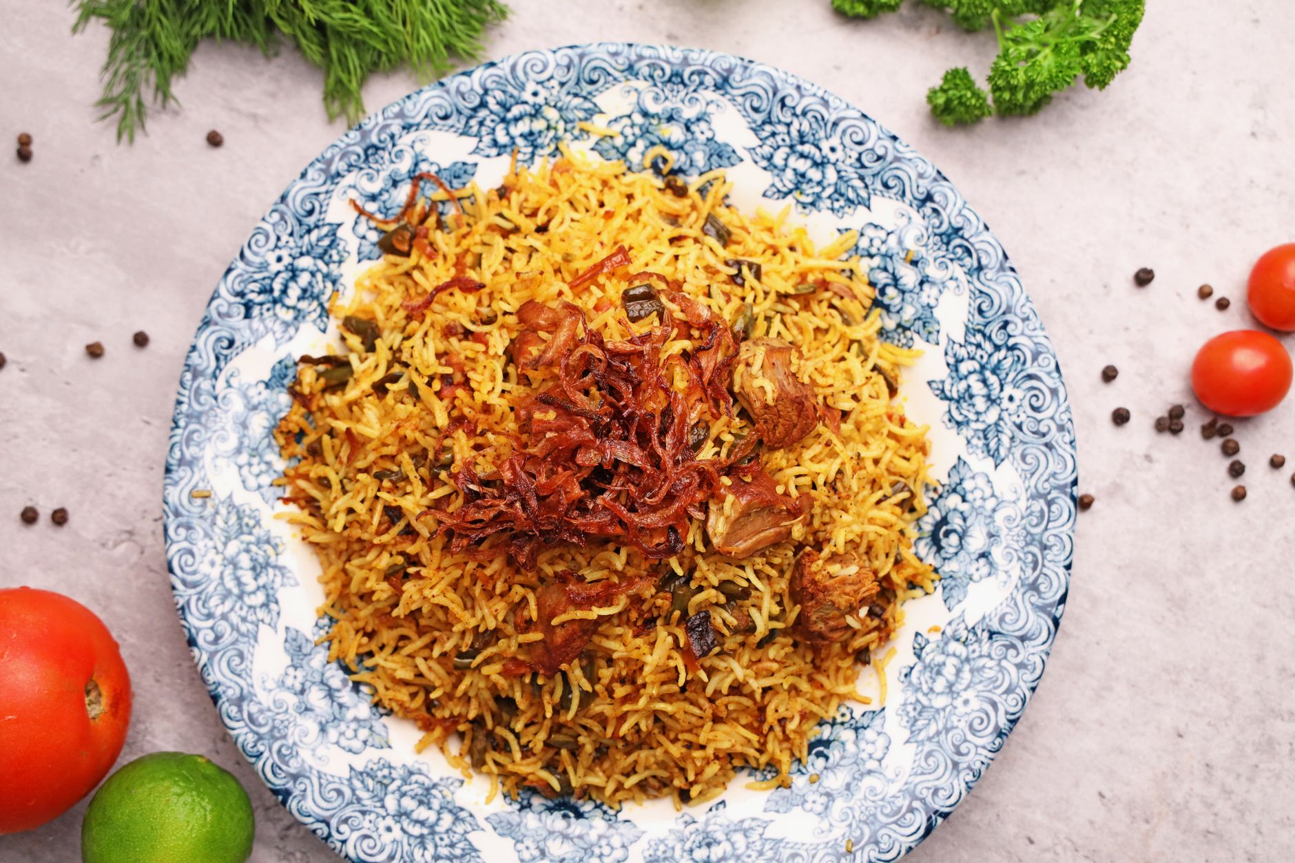 Riz biryani gourmand avec garniture d oignons frits