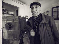 Photographer with a vintage camera — photo by Mehmet Turgut Kirkgoz on Pexels
