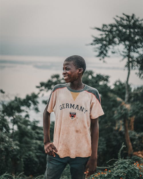 Foto d'estoc gratuïta de camisa bruta, feliç, foto vertical