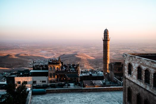 A stunning sunset view of Mardin, Türkiye, showcasing its unique architecture and vast landscapes.
