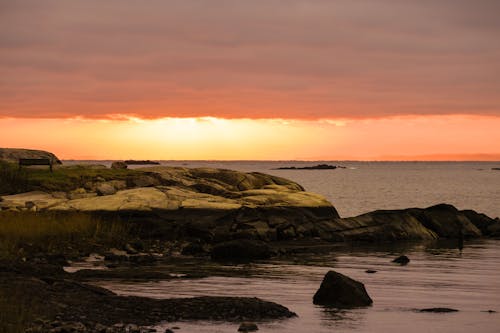 Foto profissional grátis de céu alaranjado, costa rochosa, fotografia da natureza