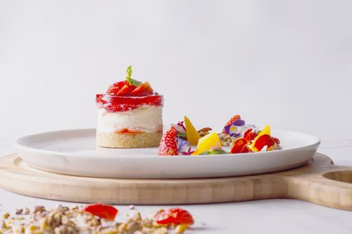 Free A beautifully arranged strawberry dessert on a white plate, ideal for food photography. Stock Photo