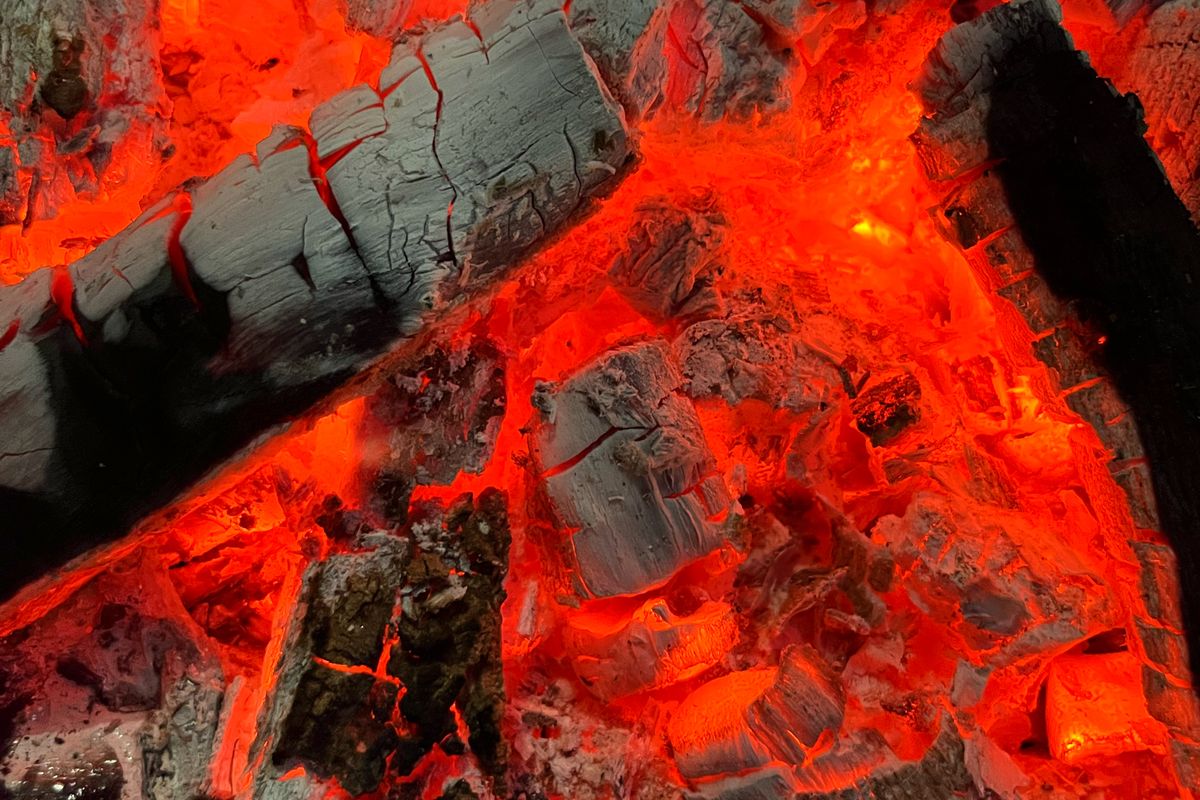 Brasa de carbón de quebracho blanco encendida parejo