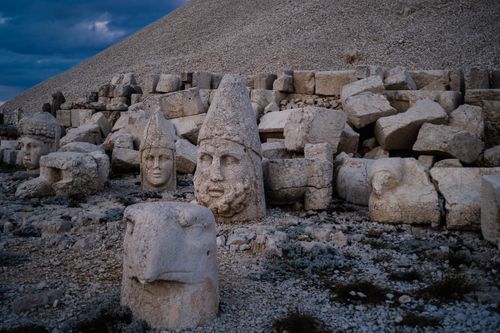 Free Ancient stone heads at Mount Nemrut, Türkiye, showcasing historical artistry at sunset. Stock Photo