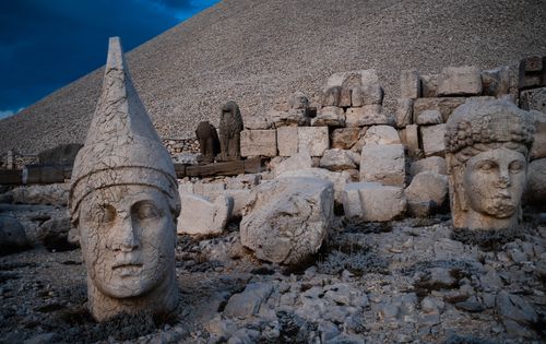 Free Explore the iconic stone heads of Mount Nemrut, a historical wonder in Türkiye. Stock Photo