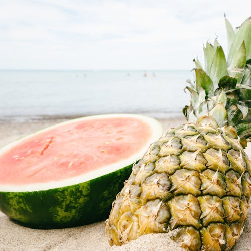 Kostenlos Geschnittene Wassermelone Und Ananas In Der Nähe Der Küste Stock-Foto