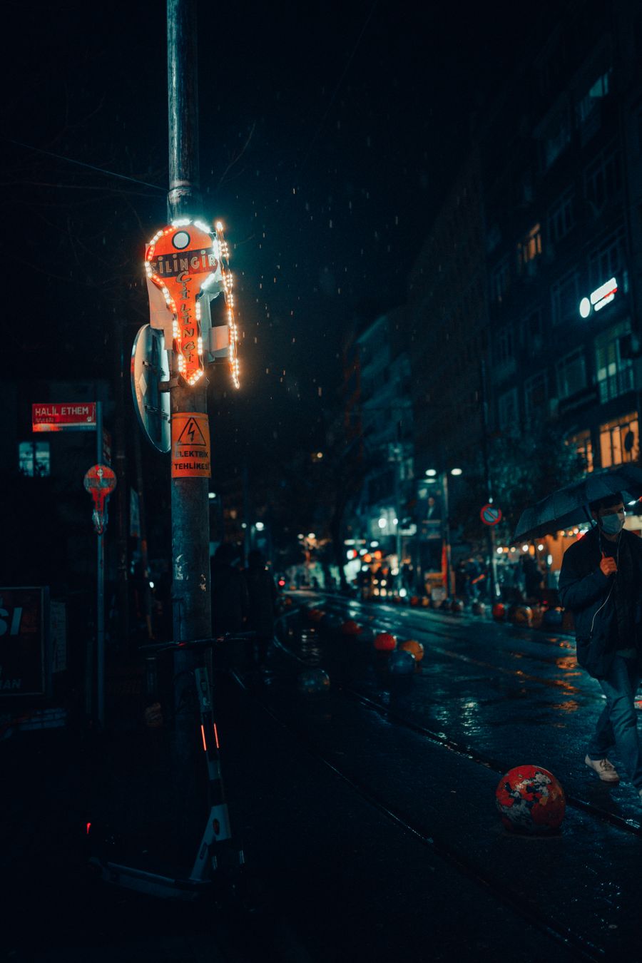 Yağmurlu bir gecede neon ışıklı bir sokak