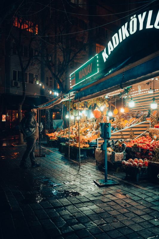Yağmurlu bir akşamda Kadıköy’de ışıklı bir pazar