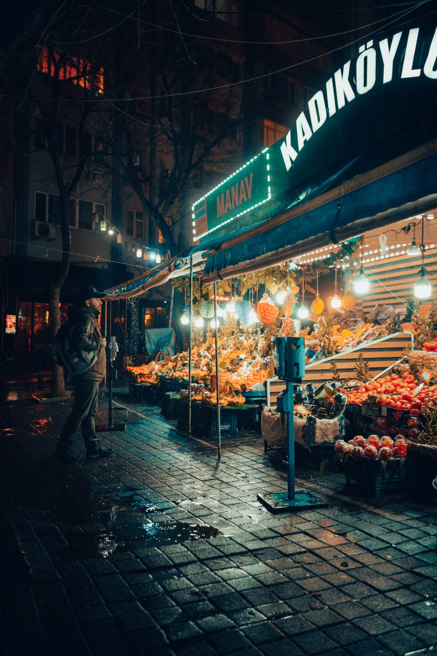 Yağmurlu bir akşamda Kadıköy’de ışıklı bir pazar