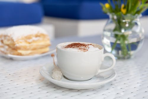 Gratis lagerfoto af baklava, bord, cappuccino