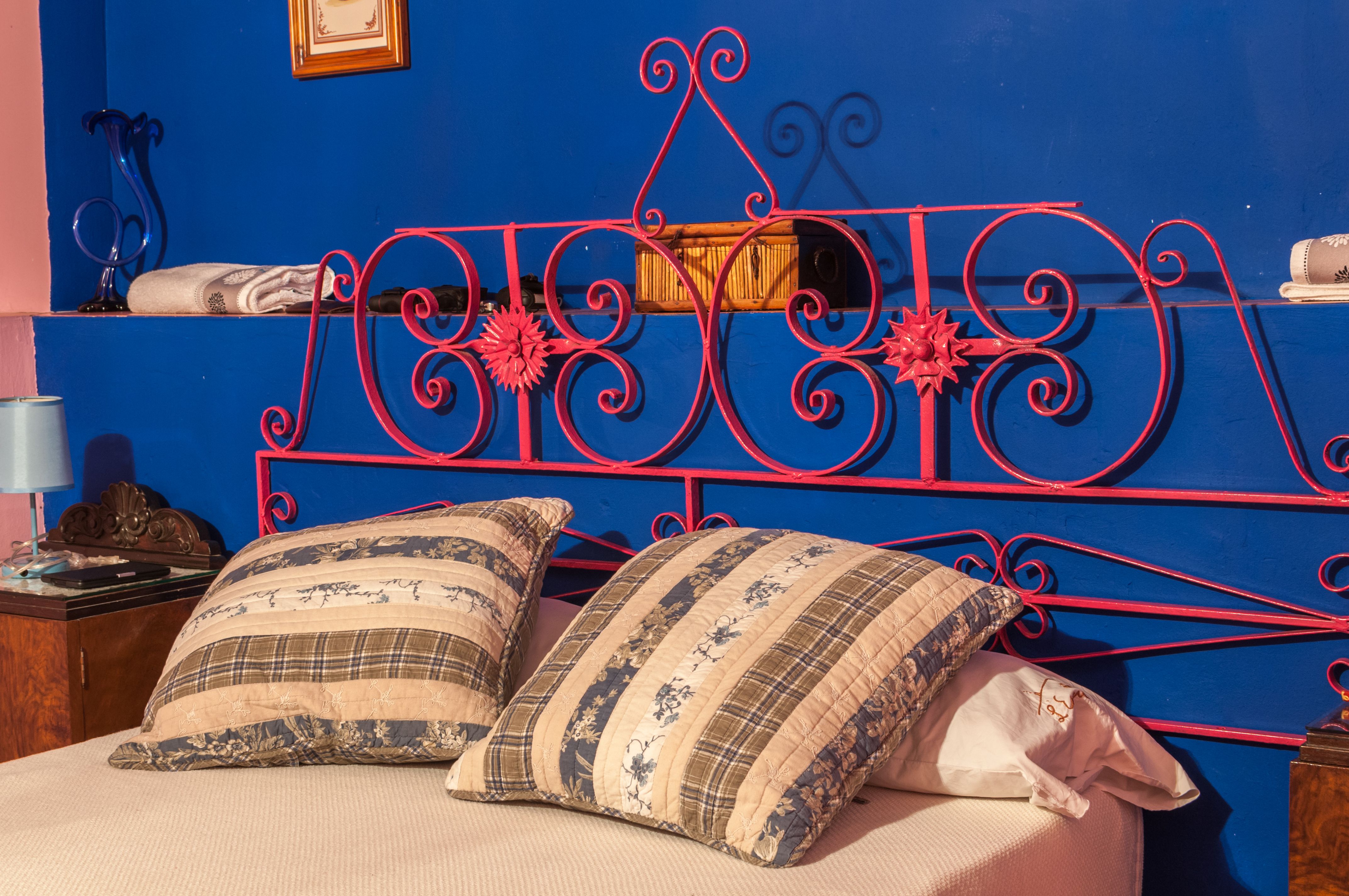 Bett mit hellem Komforter und Kissen