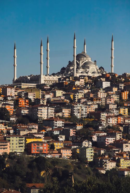 Free A breathtaking view of Istanbul's skyline featuring a prominent mosque with minarets under a clear blue sky. Stock Photo