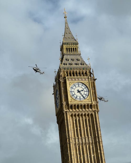 Helicopters Near the Big Ben