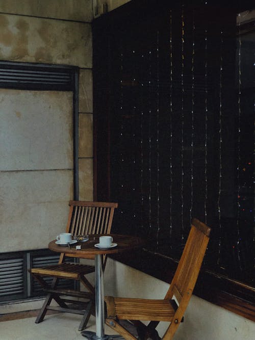 Безкоштовне стокове фото на тему «вертикальні постріл, дерев'яний стілець, дерев’яний стіл»